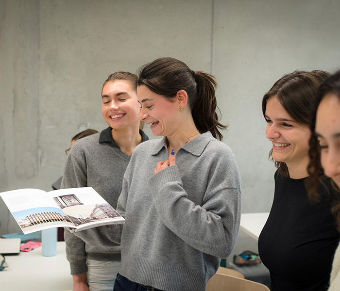 Étudiants de l'École Bleue en école d'architecture intérieure avec des maquettes