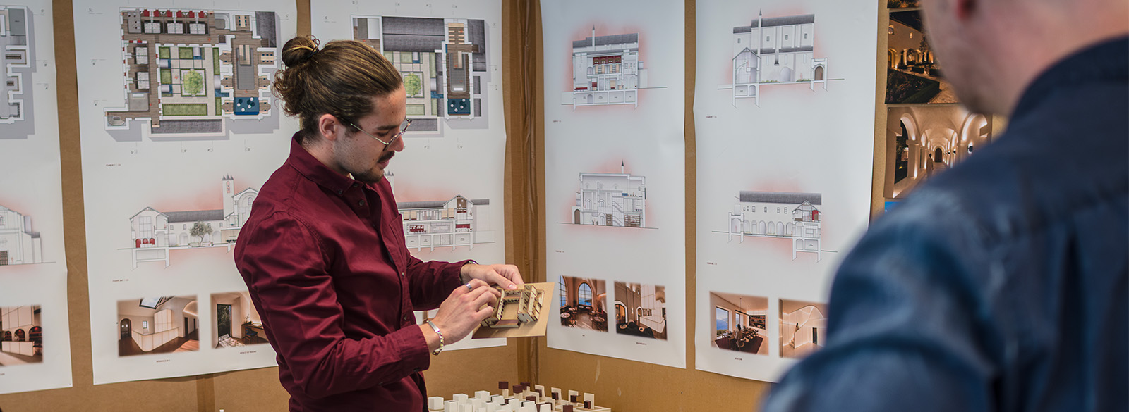 Étudiant de l'École Bleue manipulant une maquette d'architecture intérieure