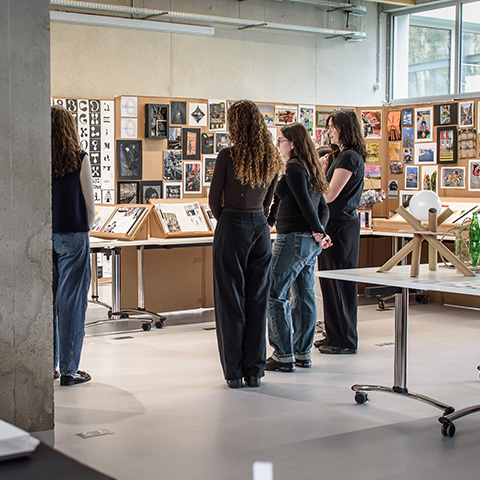 Étudiantes en formation à l'École Bleue devant un projet artistique