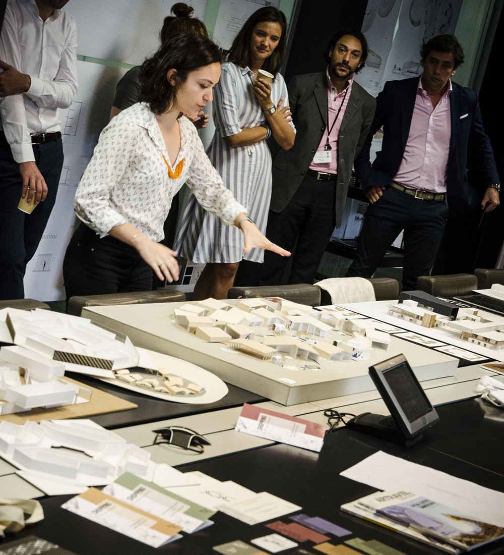 Étudiante présentant une maquette d'architecutre intérieure lors d'une session